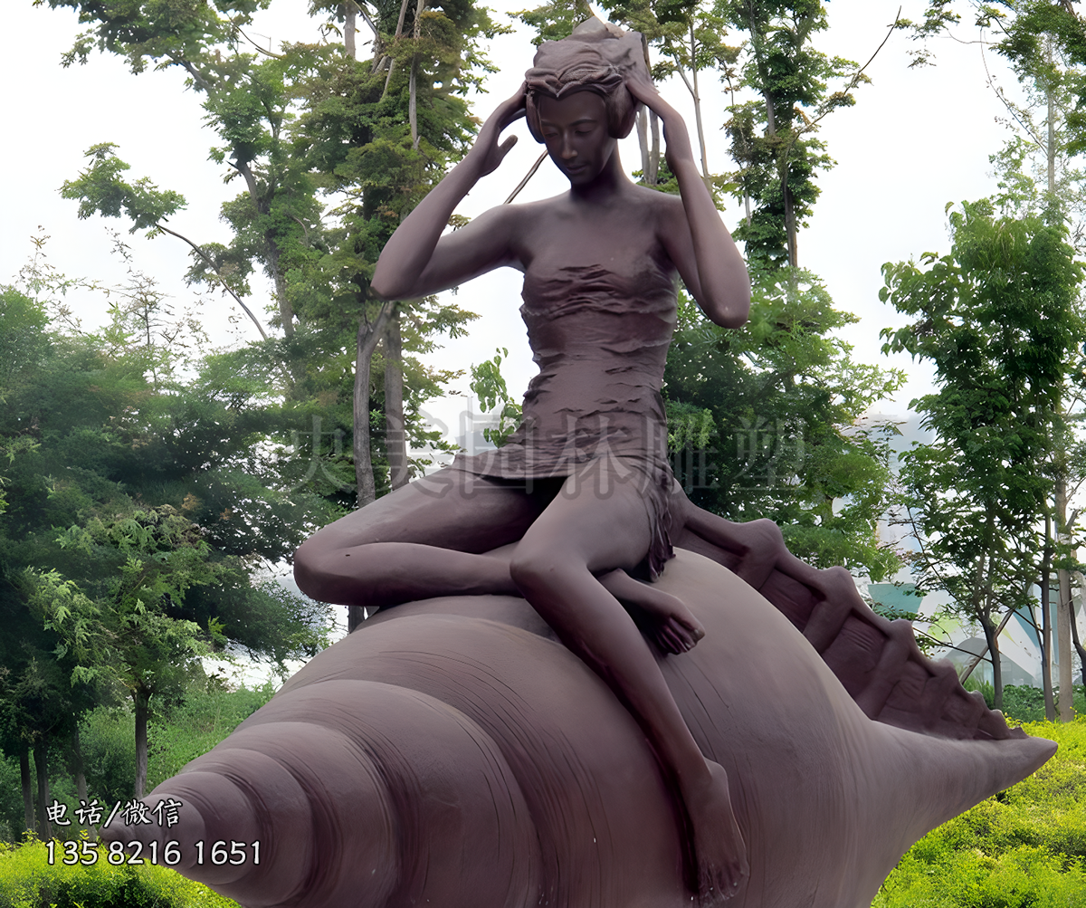 騎在海螺上聽音樂的少女雕塑