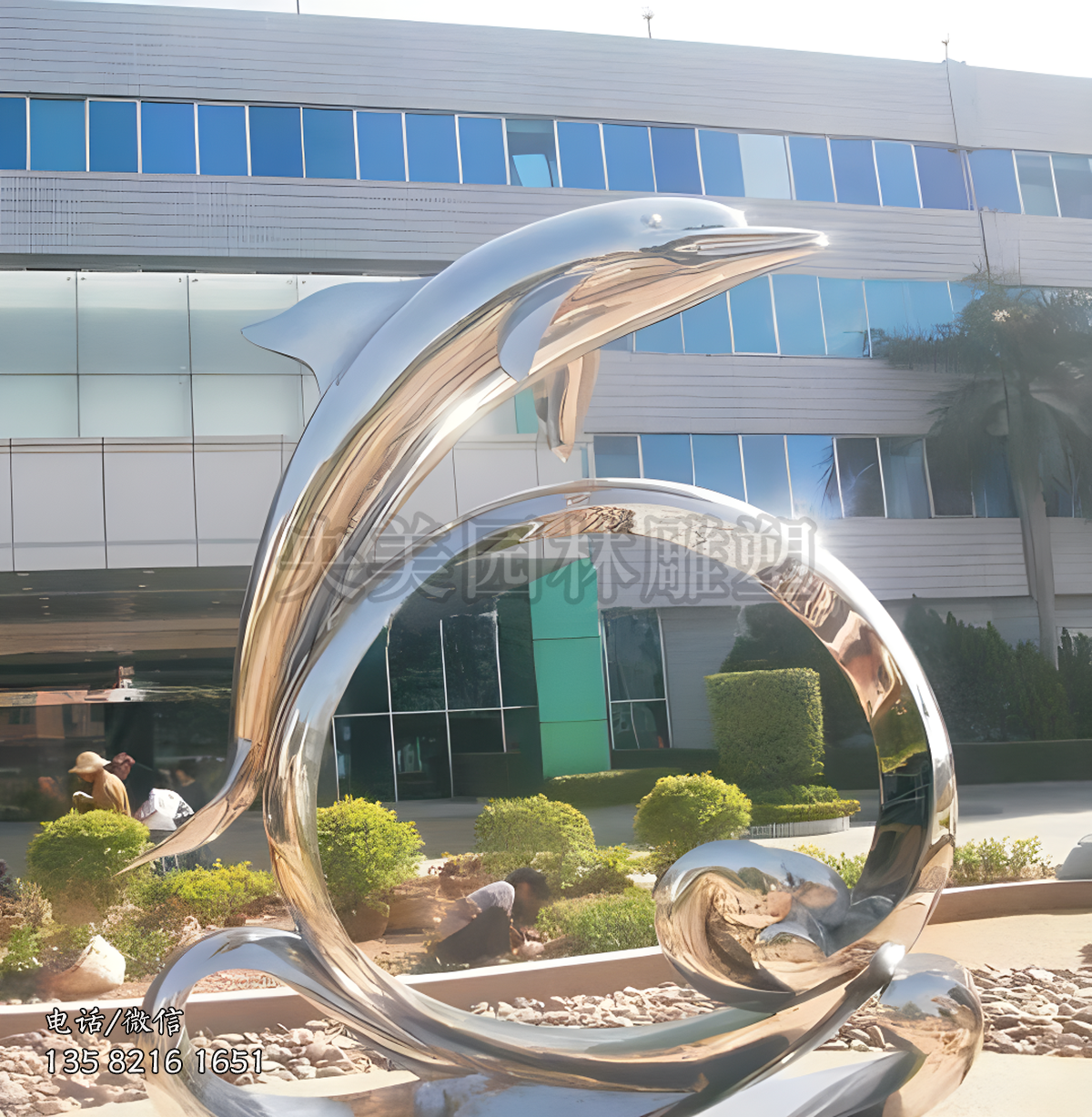 一只不銹鋼鏡面海豚雕塑
