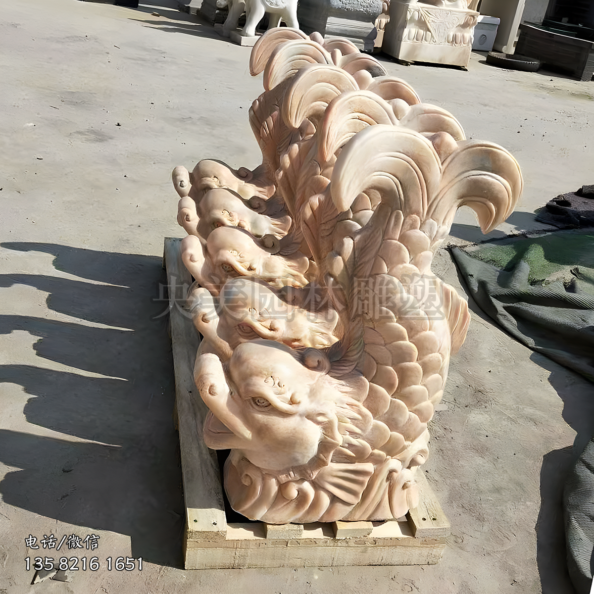 尾巴上揚(yáng)的噴水魚雕塑擺件