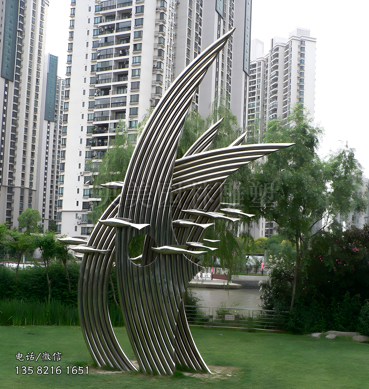 不銹鋼魚(yú)群裝飾景觀雕塑