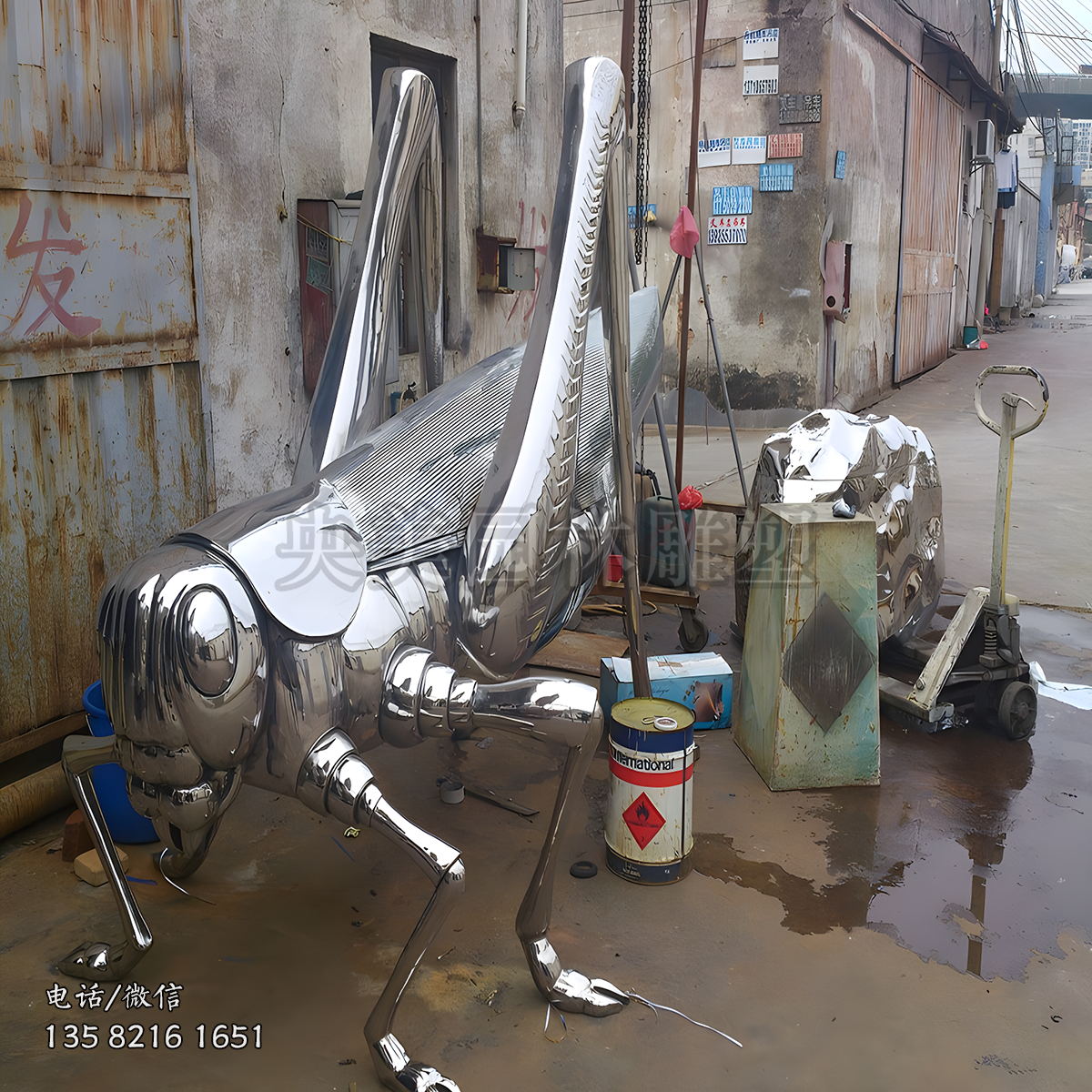 鏡面不銹鋼螞蚱雕塑