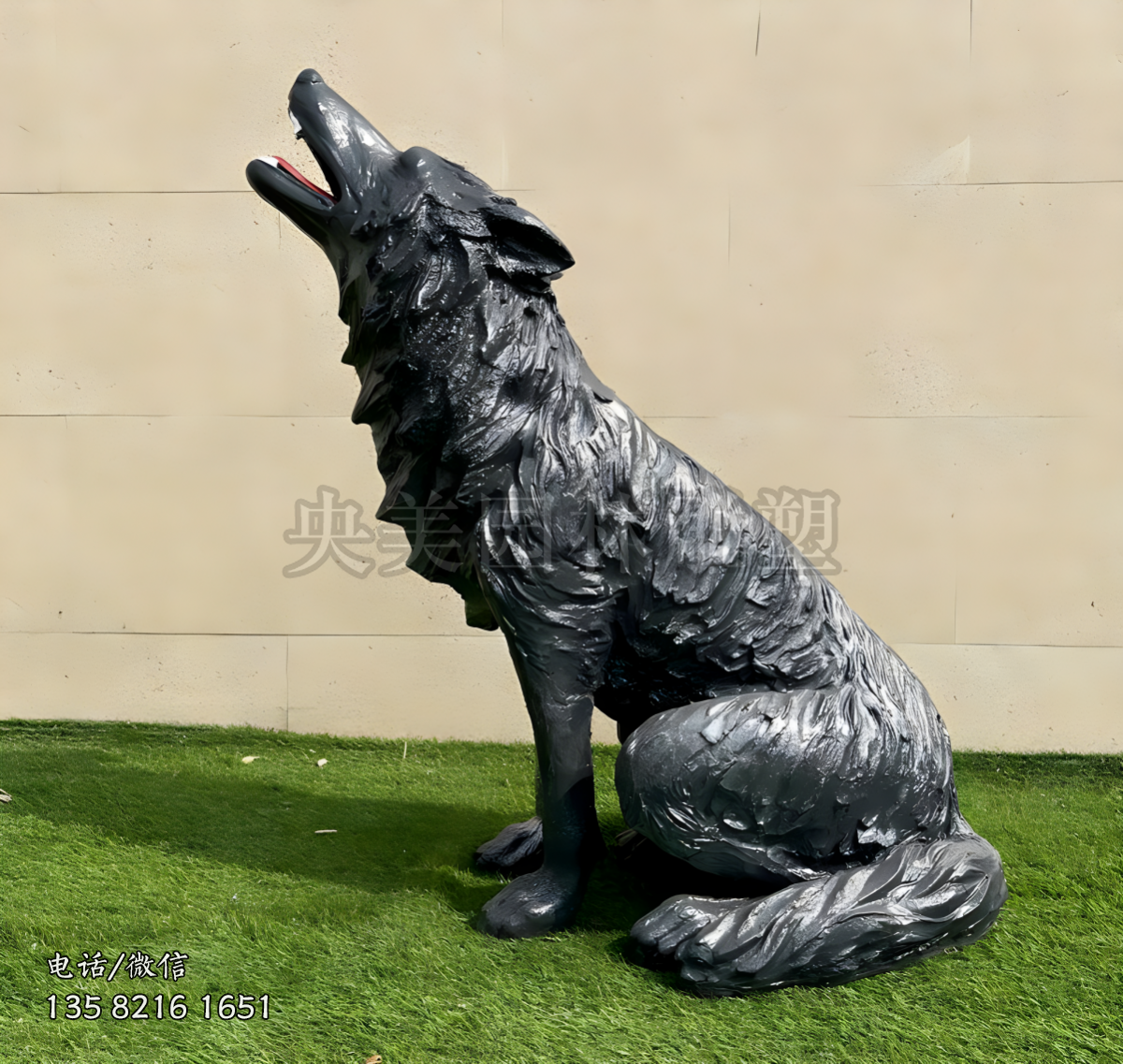 抬頭望天嚎叫的狼雕塑