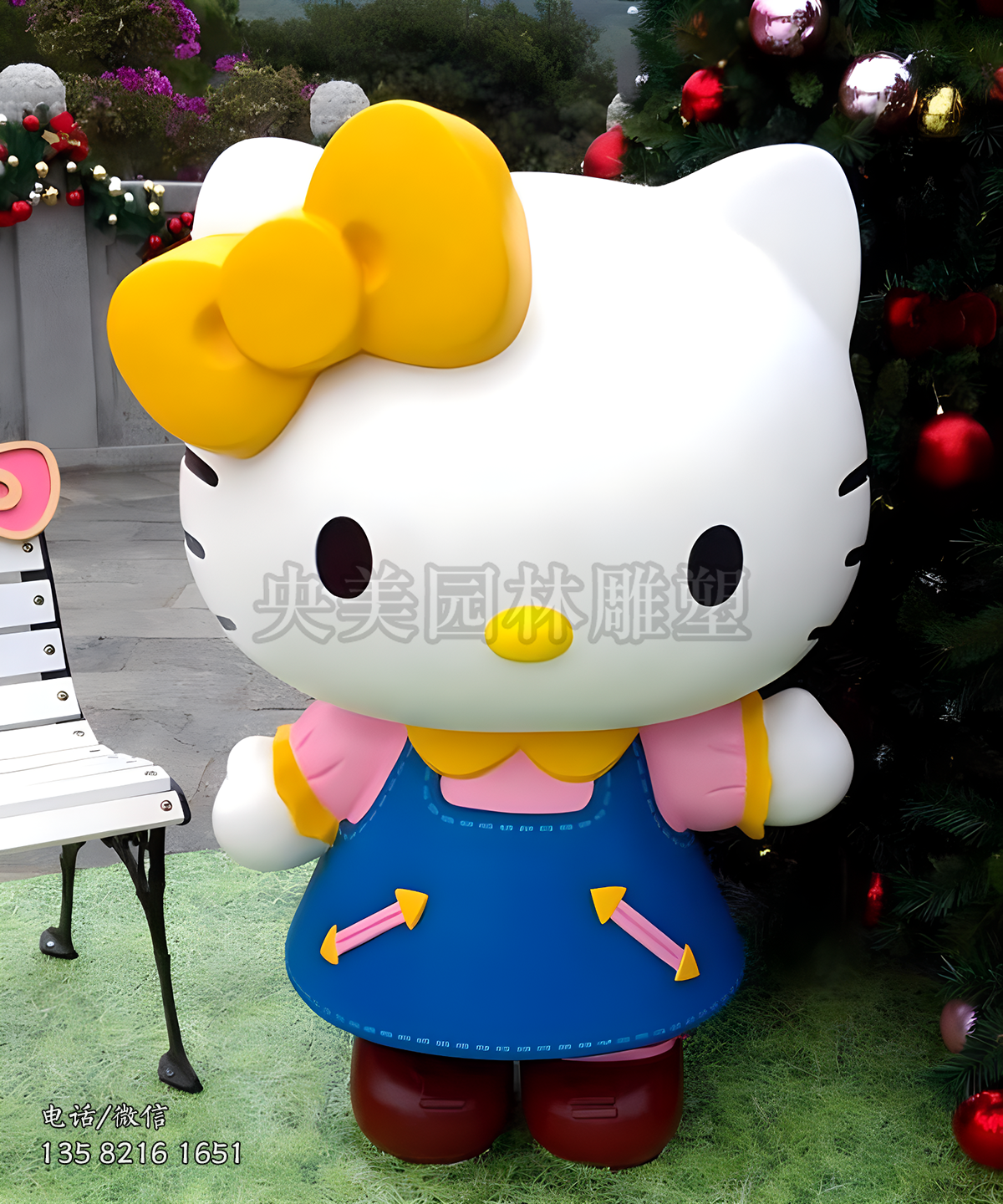 身著藍(lán)色裙子頭戴黃色蝴蝶結(jié)的kitty貓雕塑