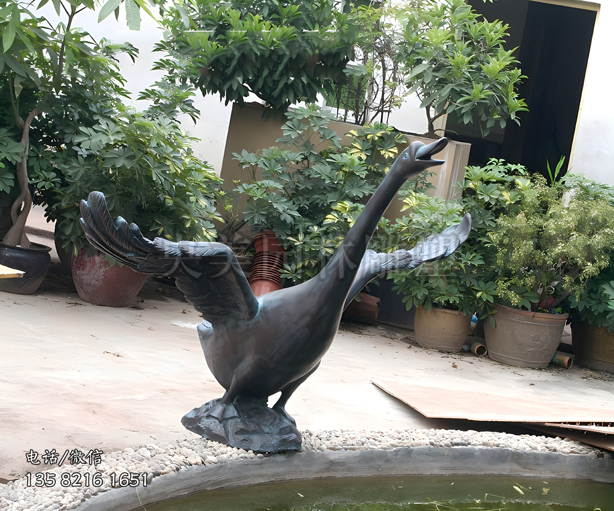 青銅張翅翱翔的噴水天鵝