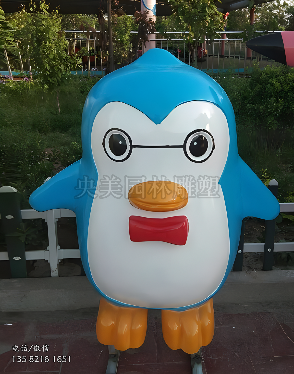 可愛的卡通企鵝雕塑