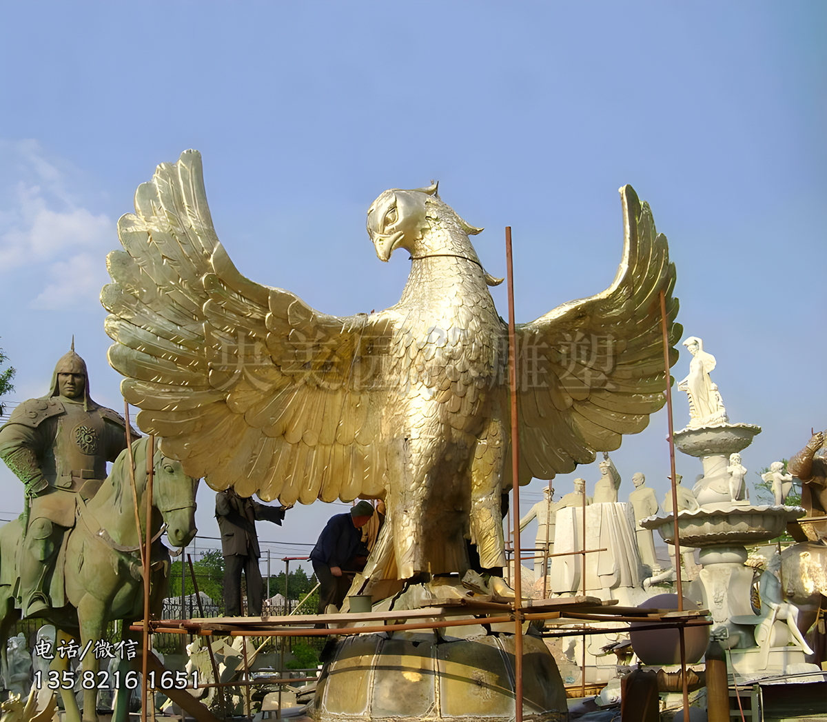 人立而起的老鷹銅雕塑