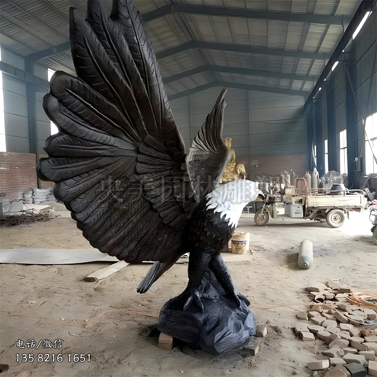 霸氣的展翅老鷹仿真雕塑
