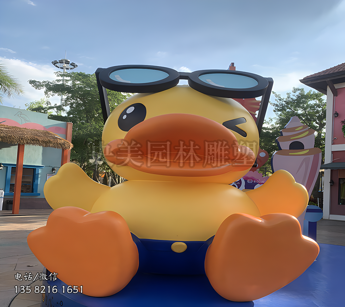 滑滑梯的卡通小黃鴨雕塑