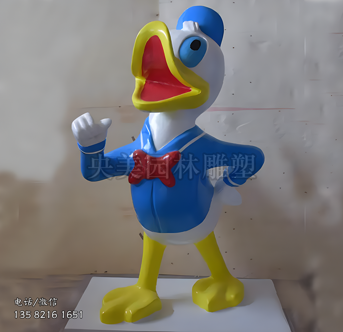 自夸的唐老鴨雕塑
