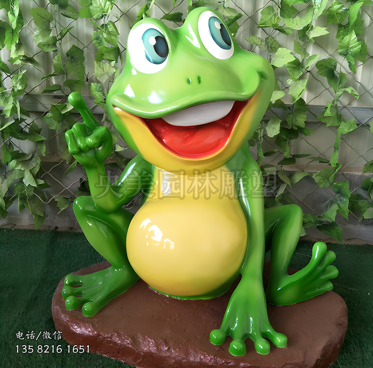 坐地上講話的玻璃鋼青蛙雕塑