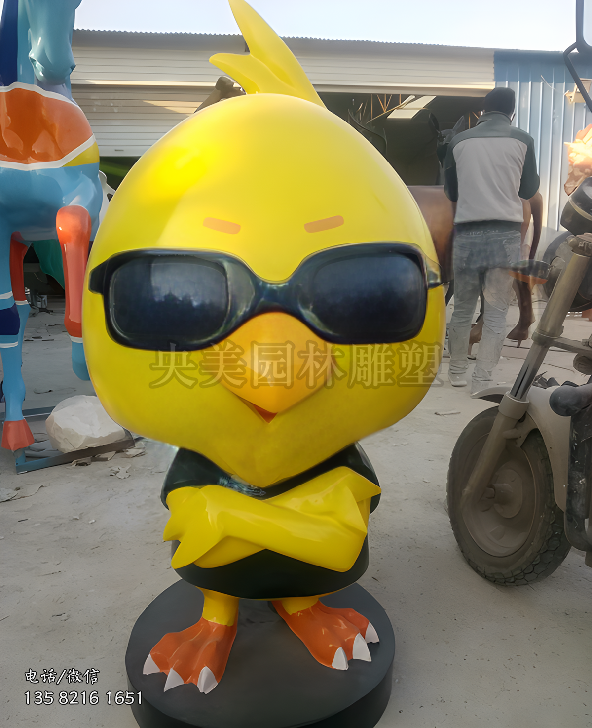 頭戴墨鏡雙手環(huán)抱的卡通小雞雕塑