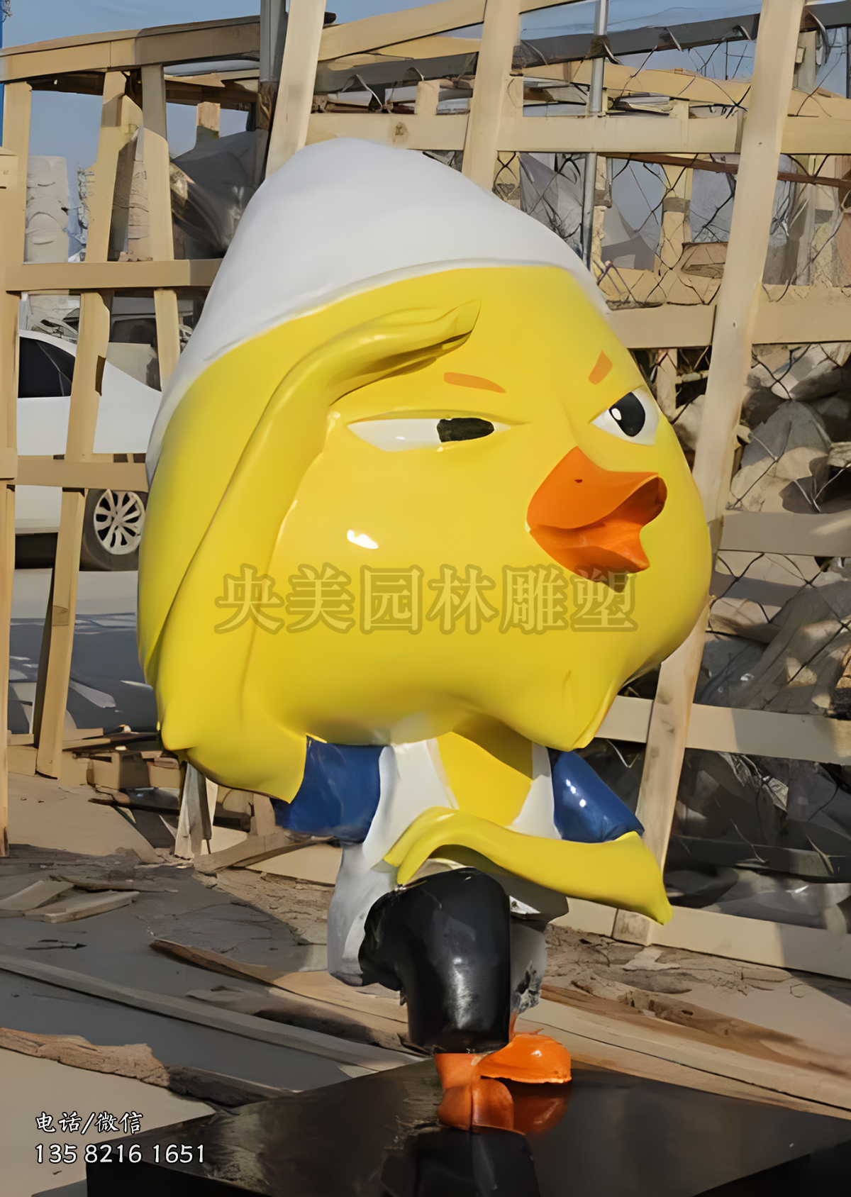 玻璃鋼遠(yuǎn)眺的卡通小雞雕塑