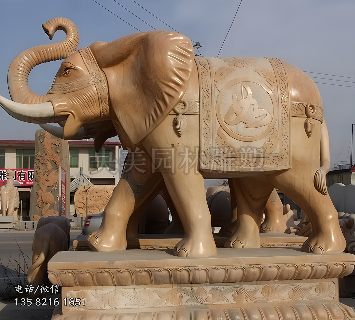 大型景觀黃蠟石石雕大象雕塑