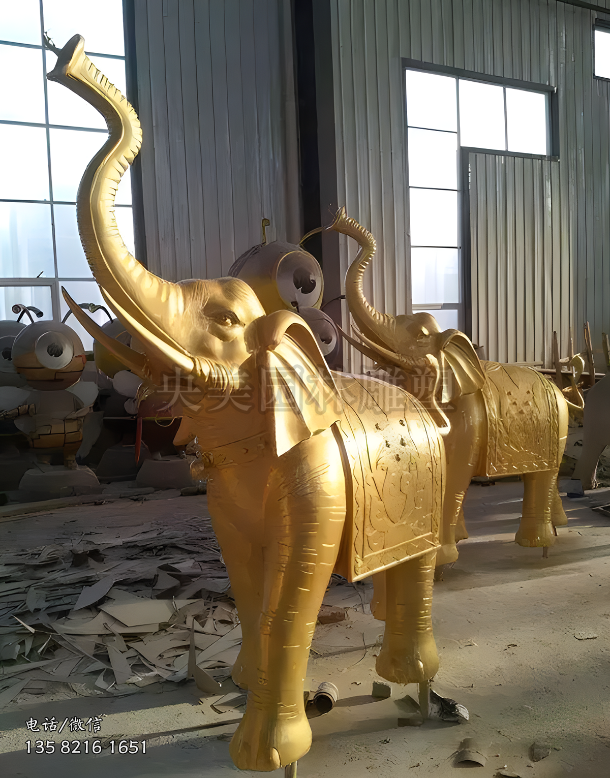 仰頭噴水的銅雕大象