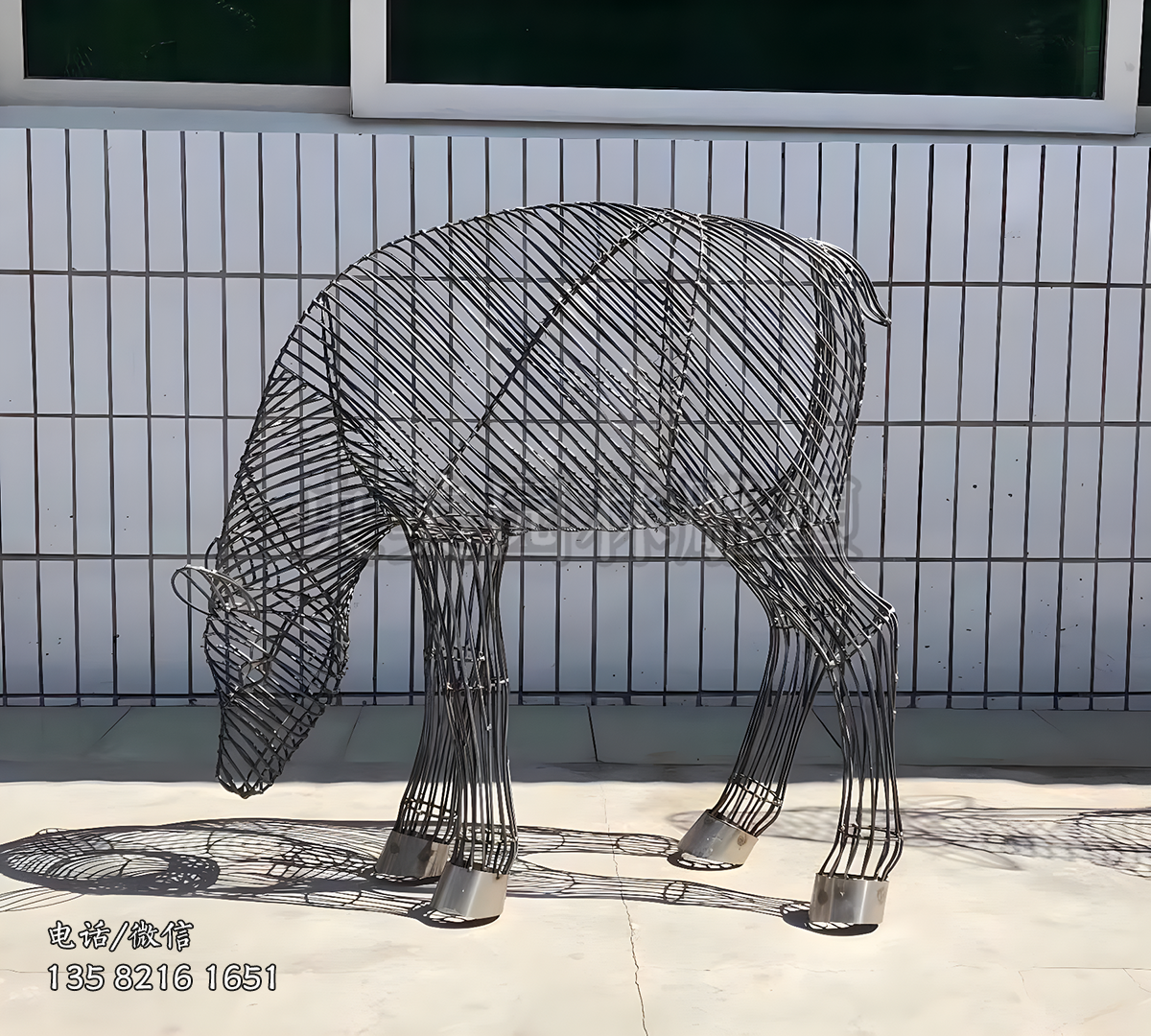 低頭吃草的黑色網(wǎng)格編織鹿雕塑