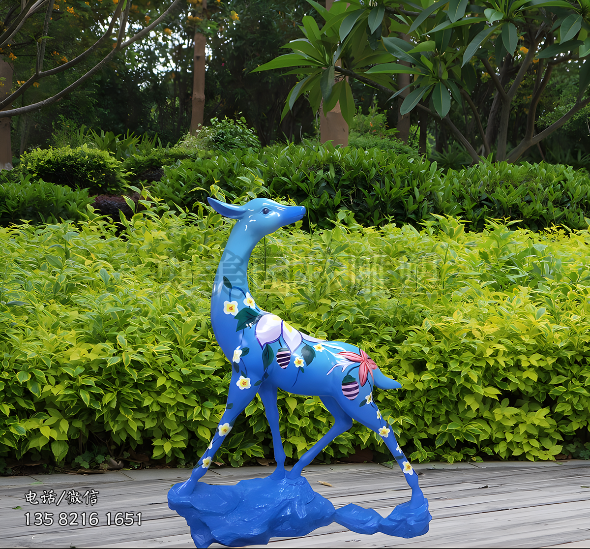 玻璃鋼藍(lán)色彩繪回頭鹿雕塑