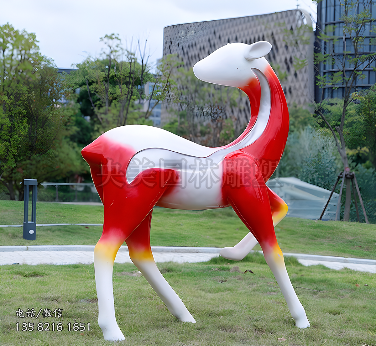 玻璃鋼彩繪紅色梅花鹿雕塑