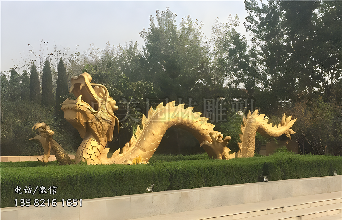 伏地前行的銅雕龍