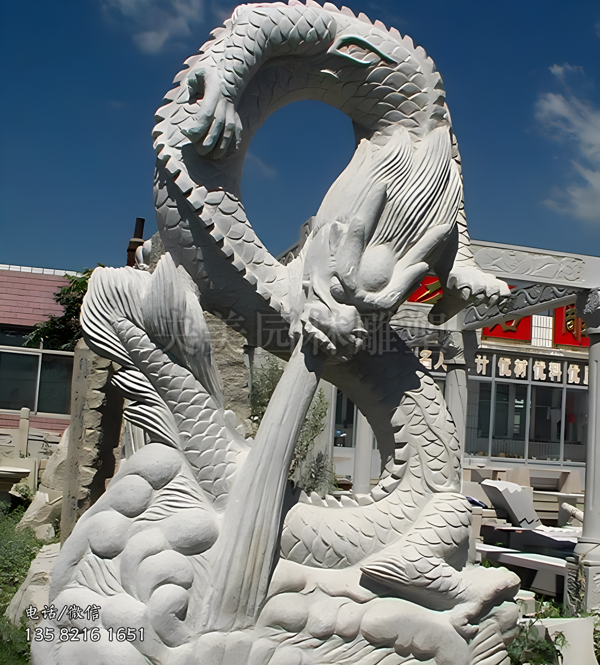 吐水的神龍石雕景觀
