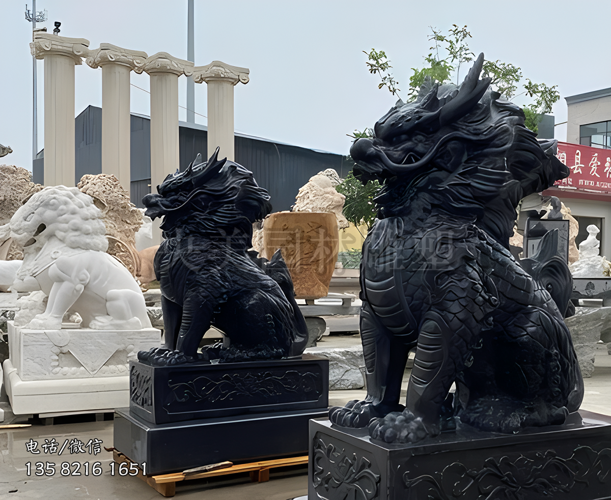 一對黑色的大型青石麒麟石雕