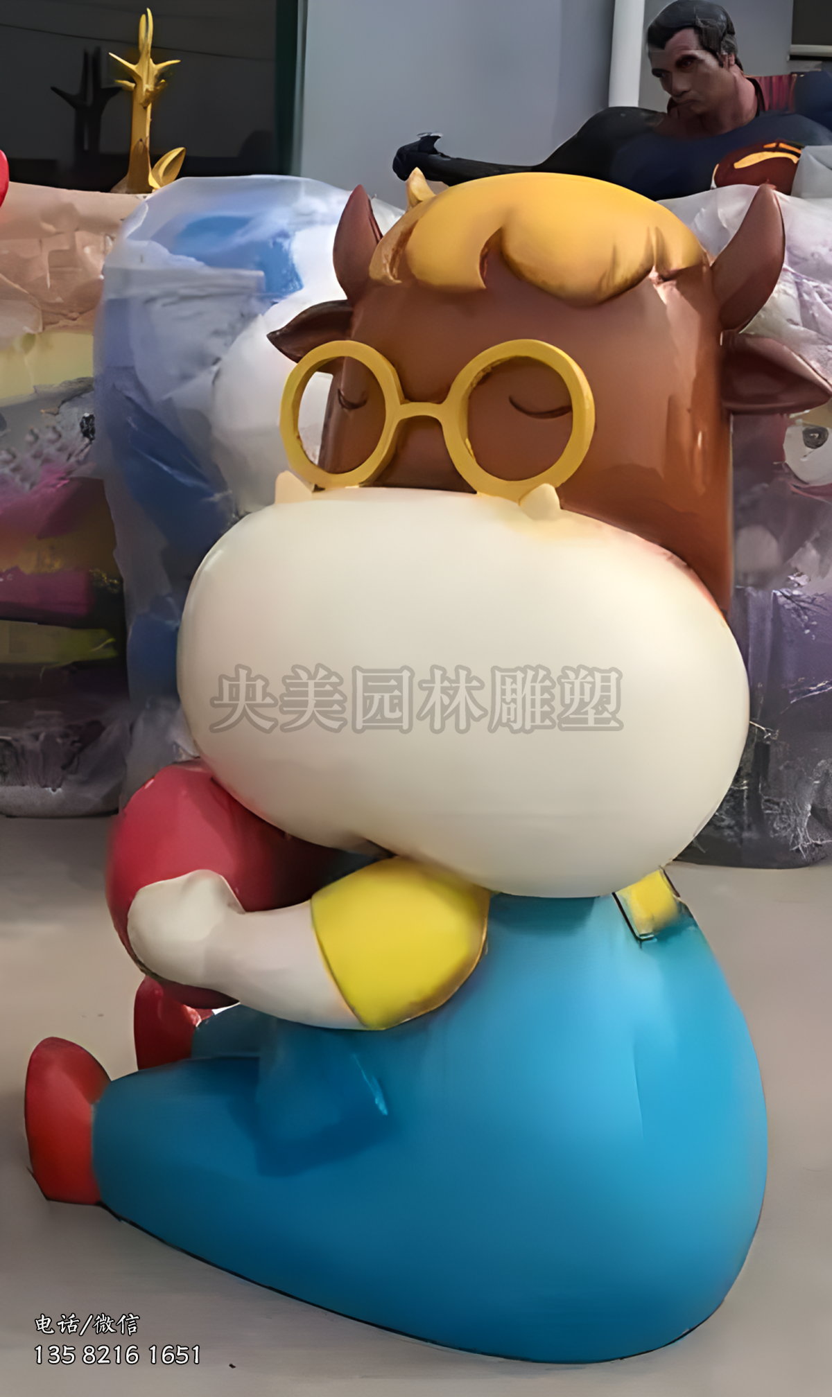 戴眼鏡的玻璃鋼卡通牛雕塑