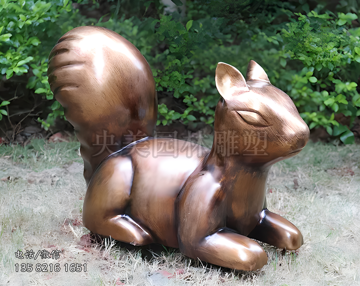 趴地上的鑄銅松鼠雕塑