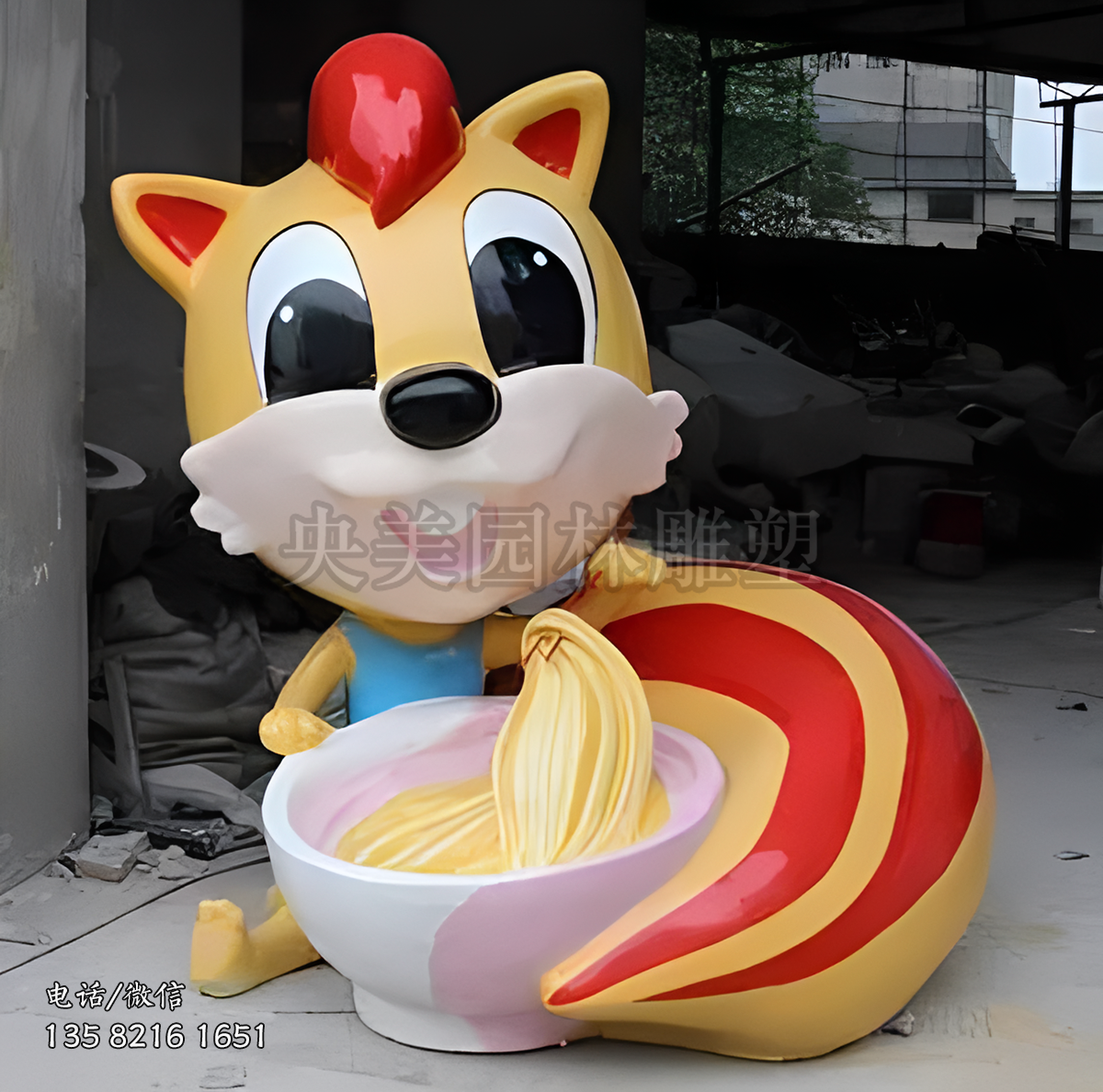 玻璃鋼彩繪卡通動(dòng)漫松鼠雕塑