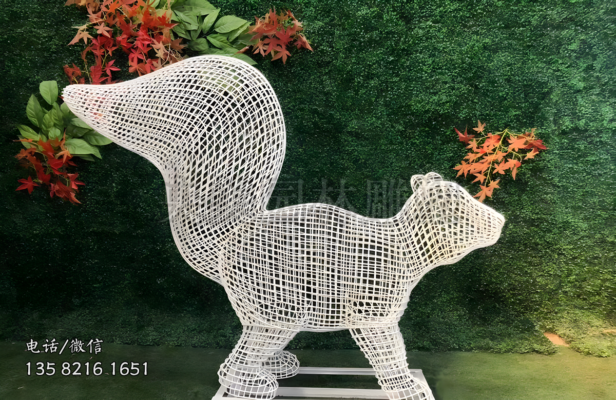 鐵藝網(wǎng)格松鼠雕塑