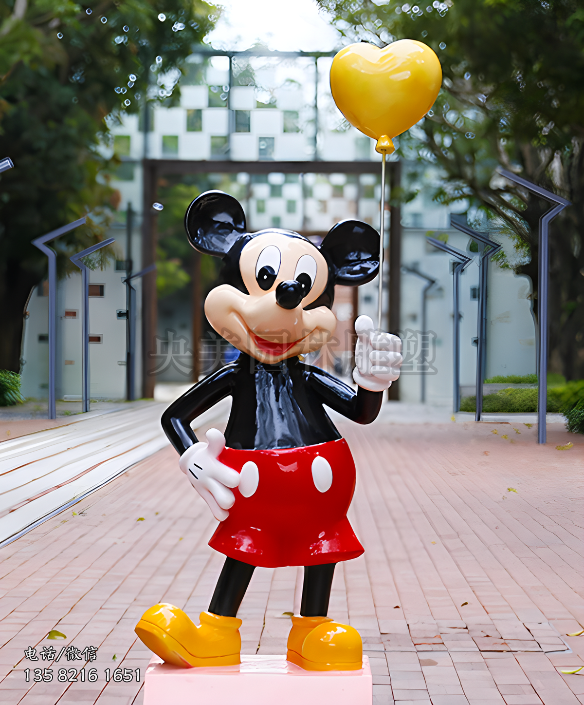手拿氣球的米老鼠雕塑