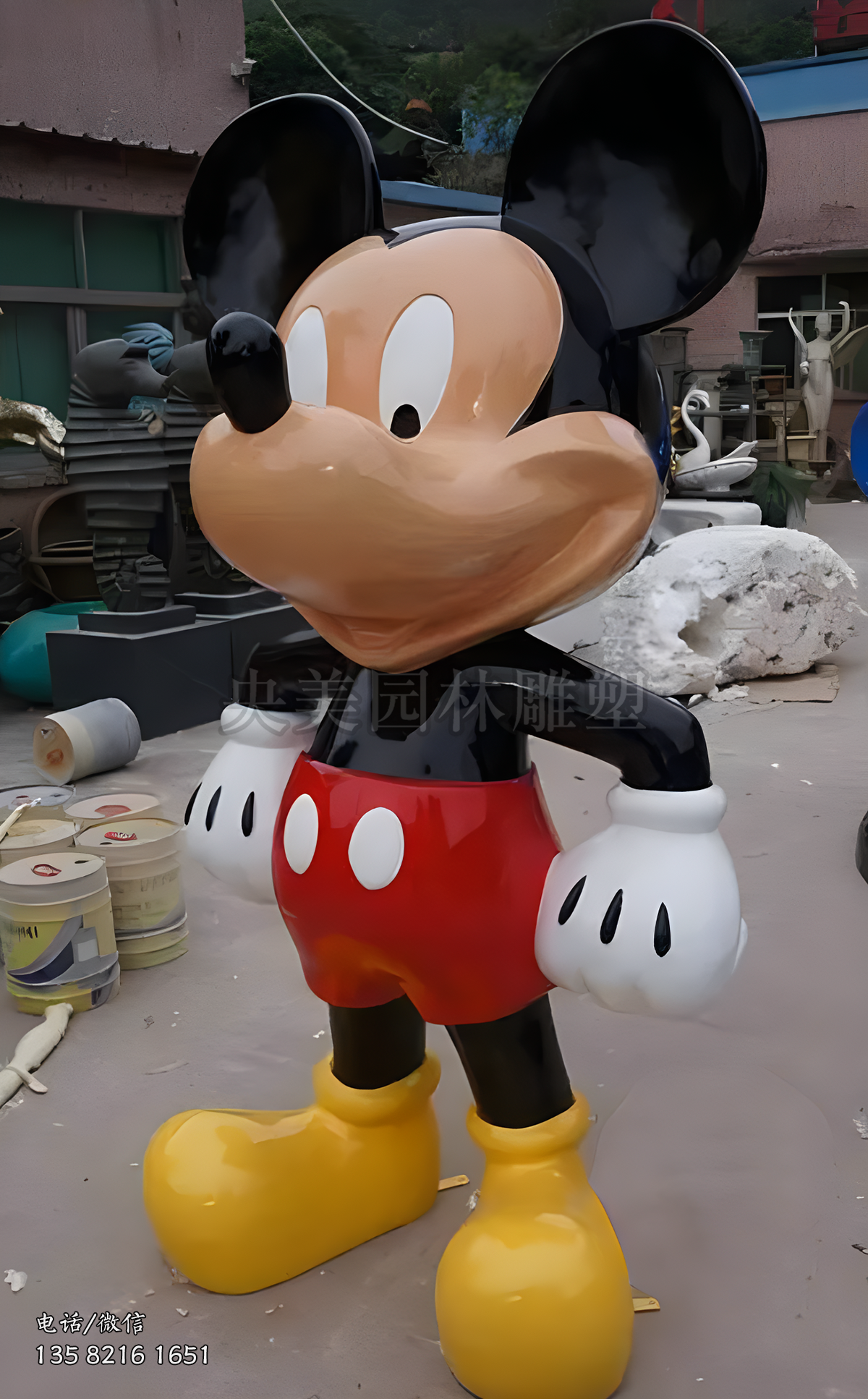 雙手叉腰的米老鼠雕塑