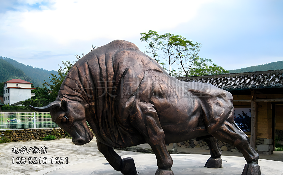 奮蹄前行的鑄銅牛雕塑