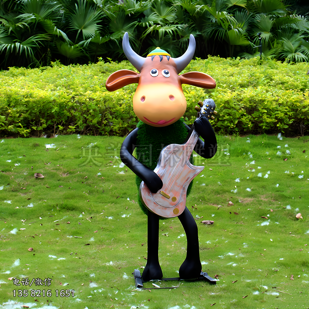彈吉他的草皮牛雕塑