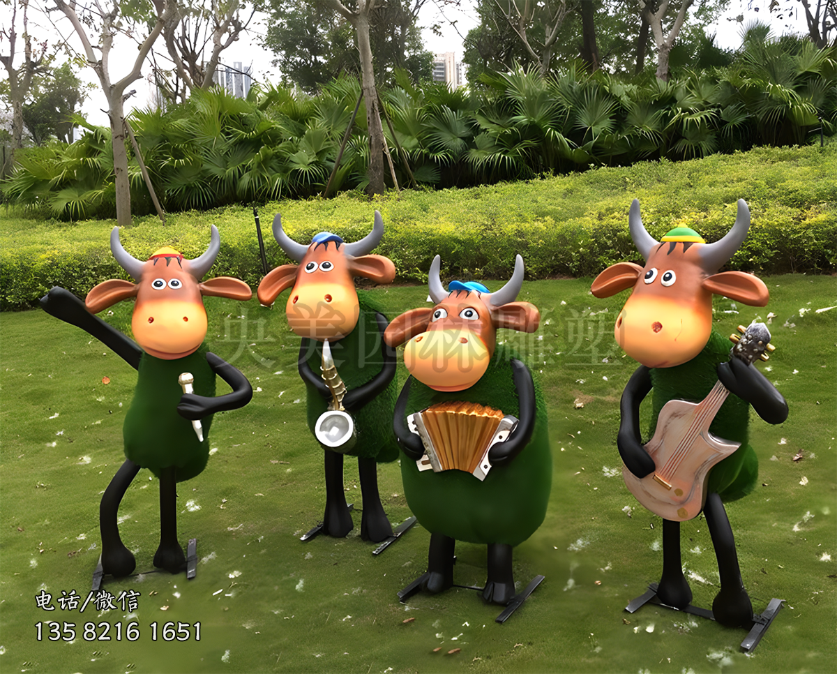 吹拉彈唱草皮植絨牛雕塑