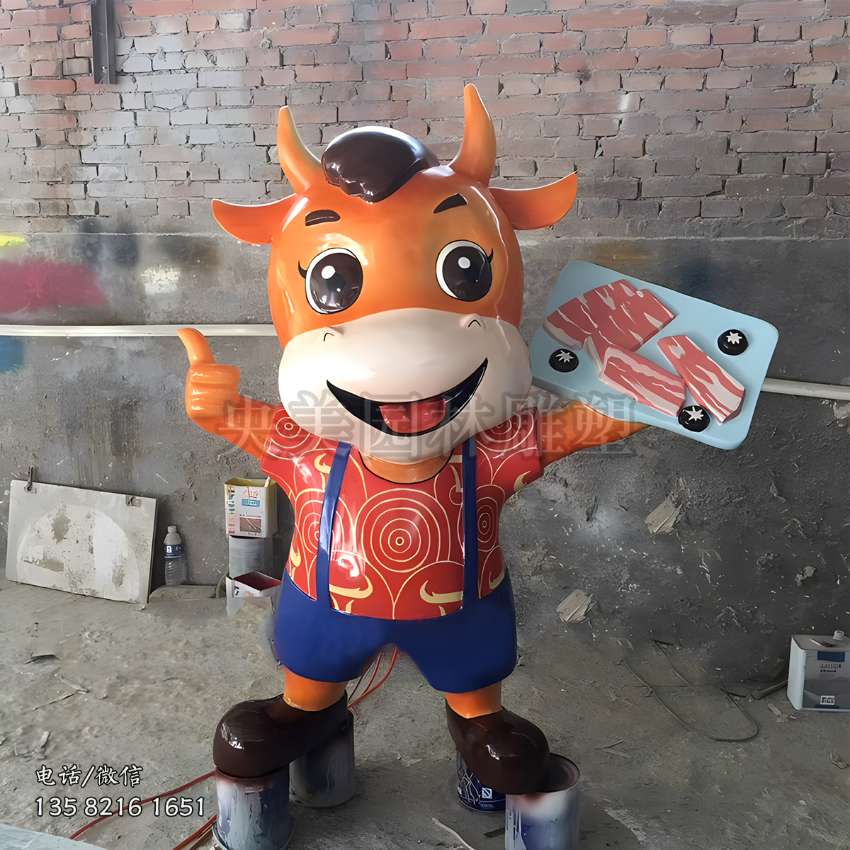 手托盤子豎大拇指的卡通牛雕塑