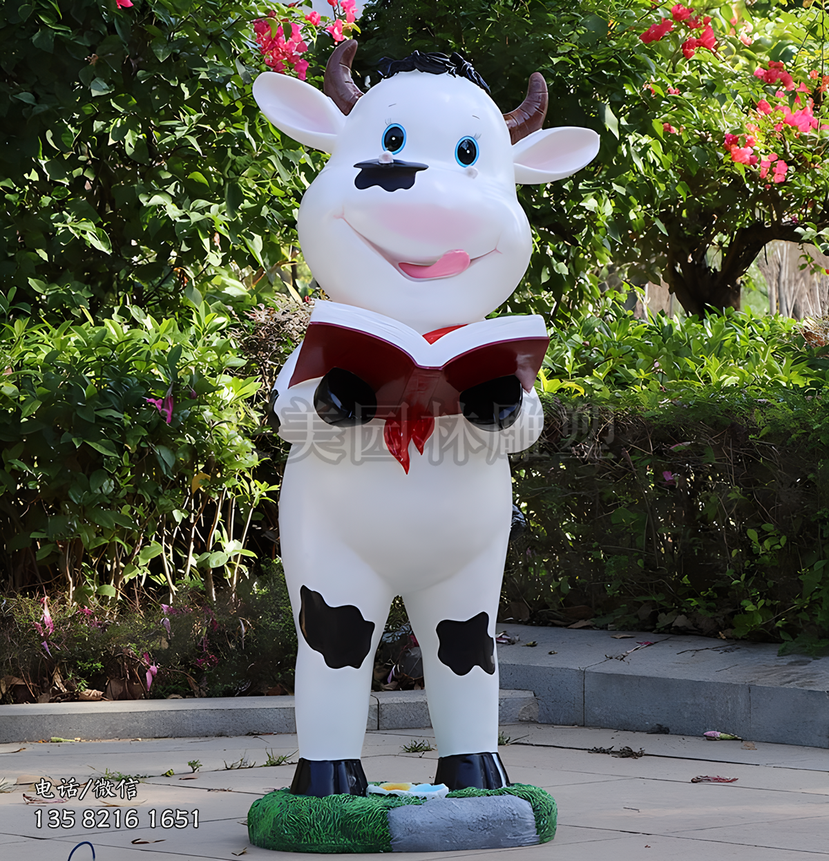 站著看書的卡通小奶牛雕塑