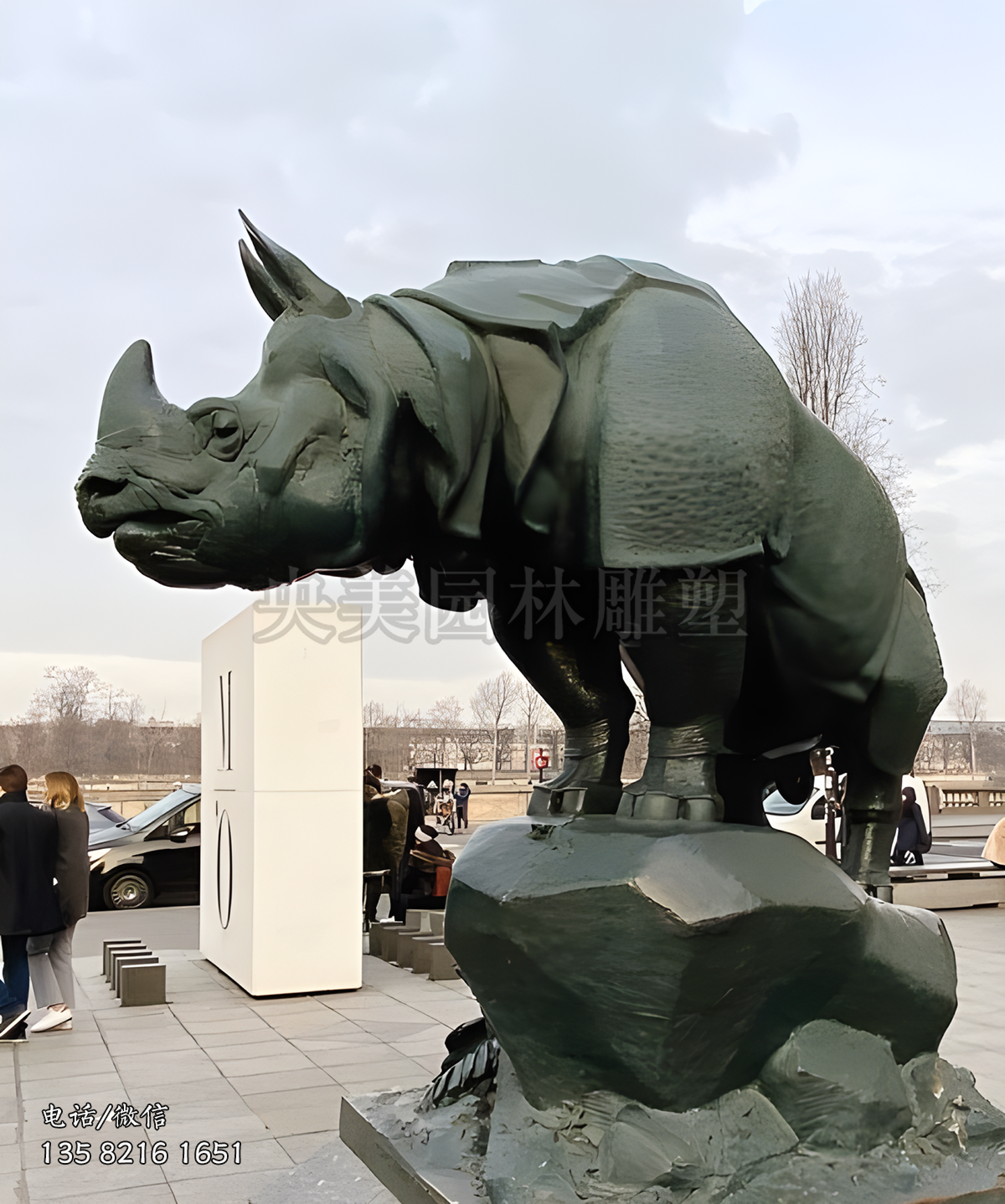 登高的犀牛雕塑