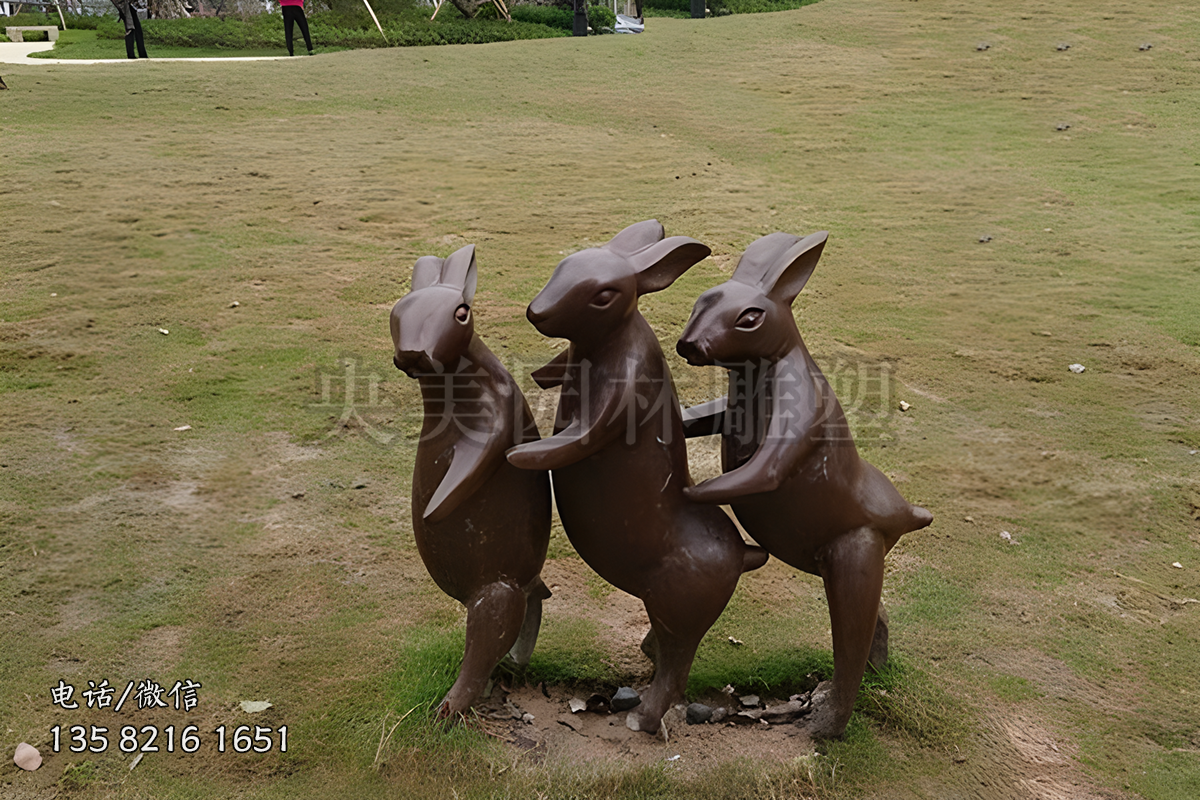 3只一起玩耍的鑄銅兔子