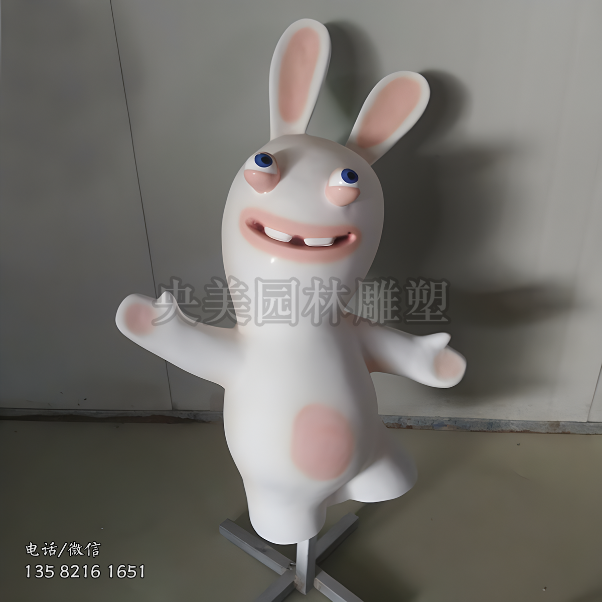 搞笑表情的卡通兔子雕塑
