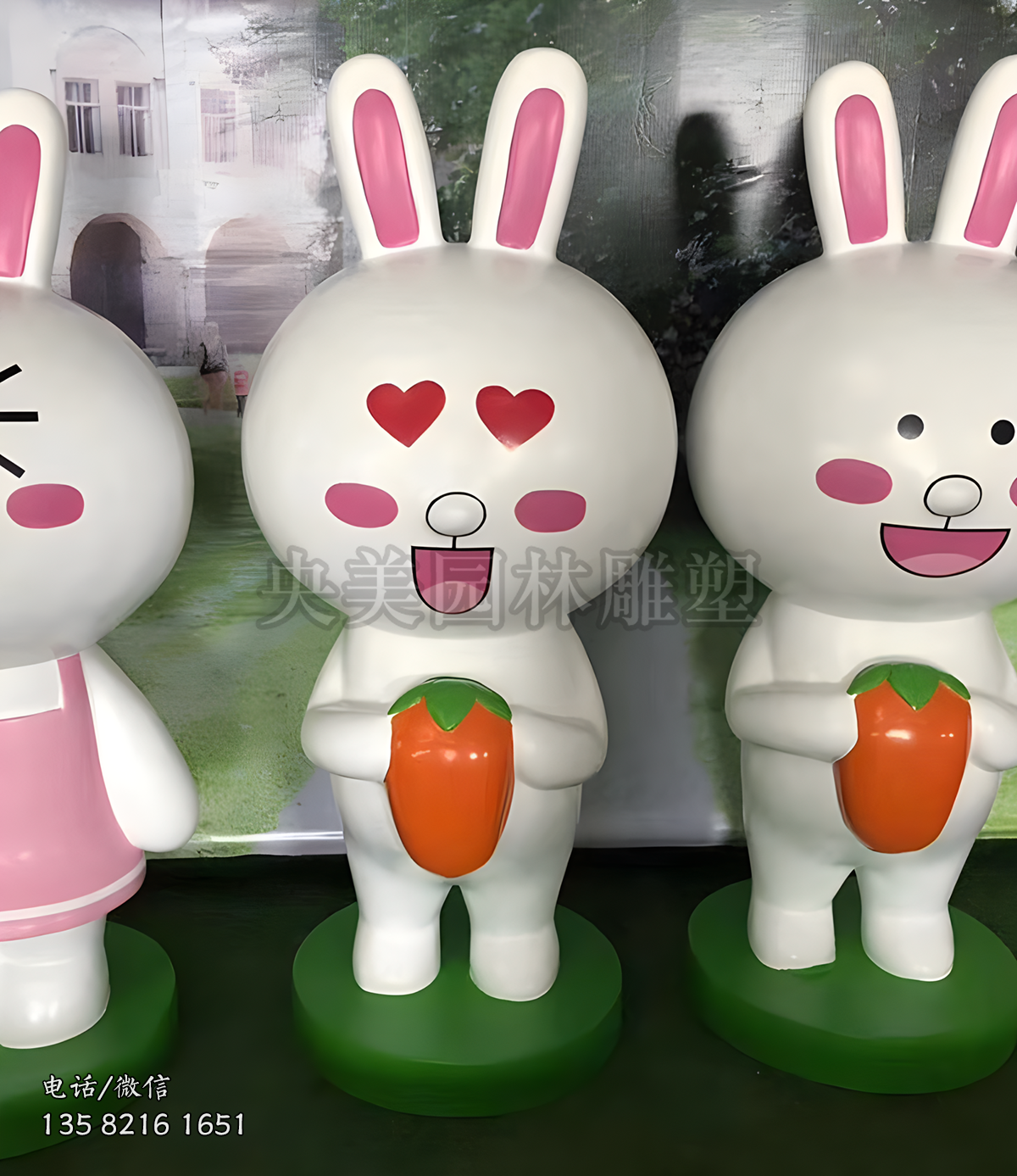 手捧胡蘿卜的卡通兔子雕塑擺件