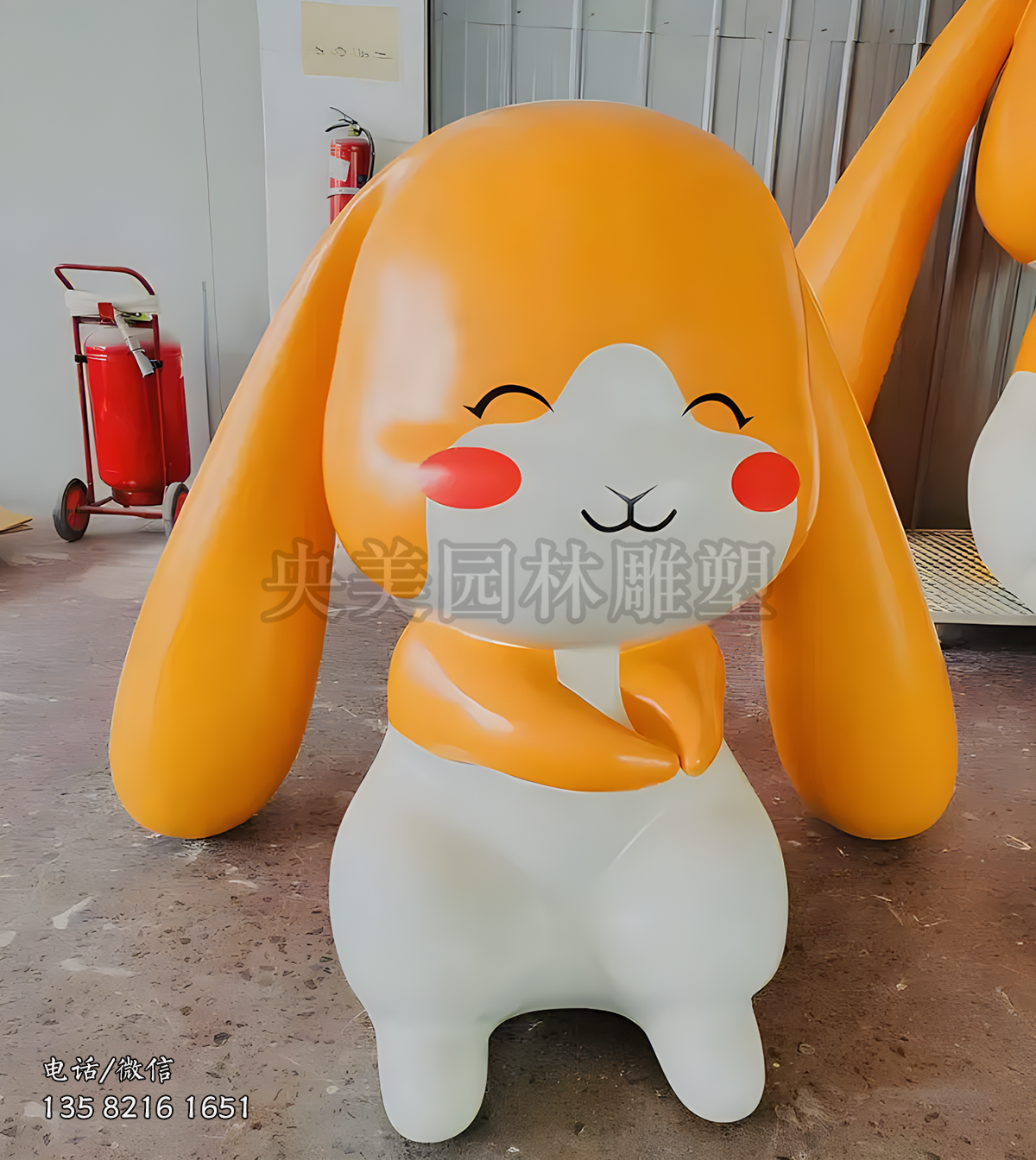 耷拉耳朵的卡通兔子雕塑