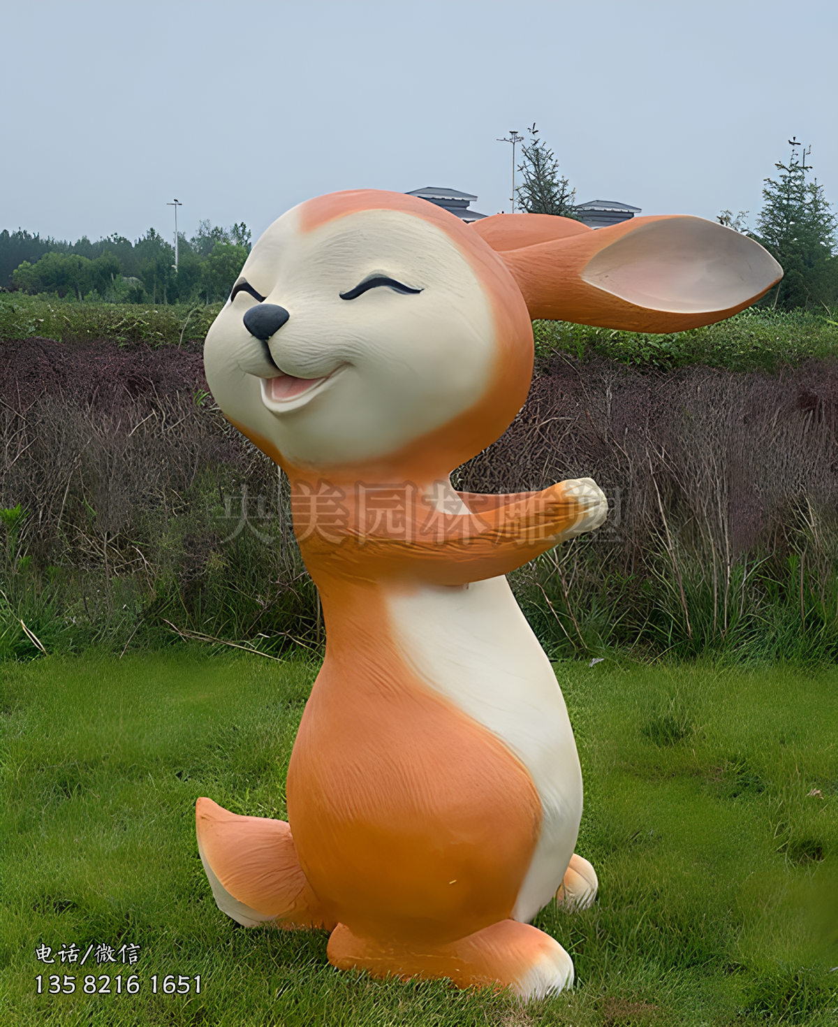 回頭微笑的玻璃鋼卡通兔子雕塑