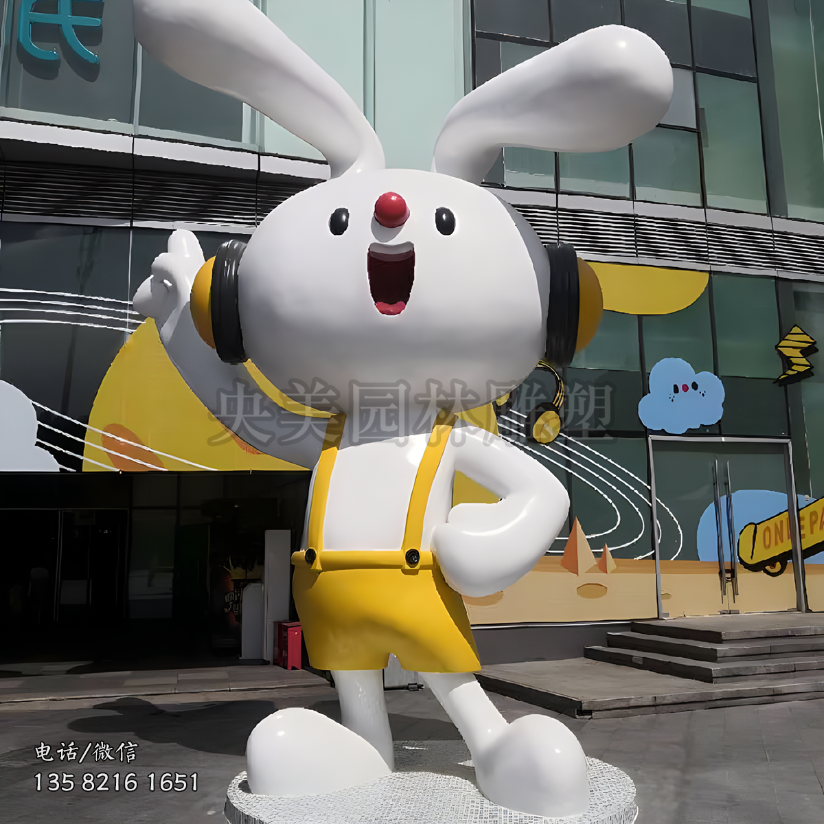 唱歌的卡通兔子雕塑造型