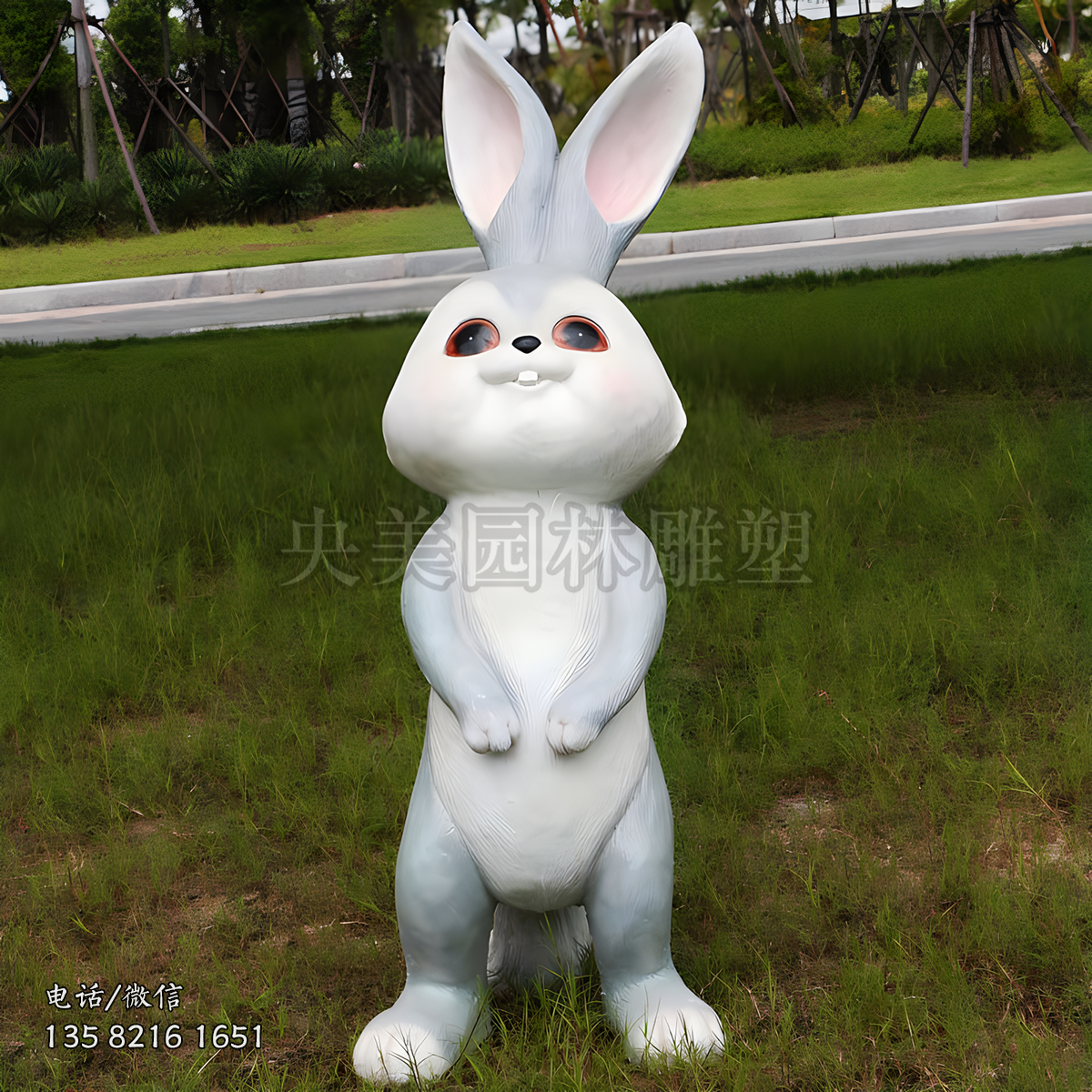 站立的藍色卡通兔子雕塑