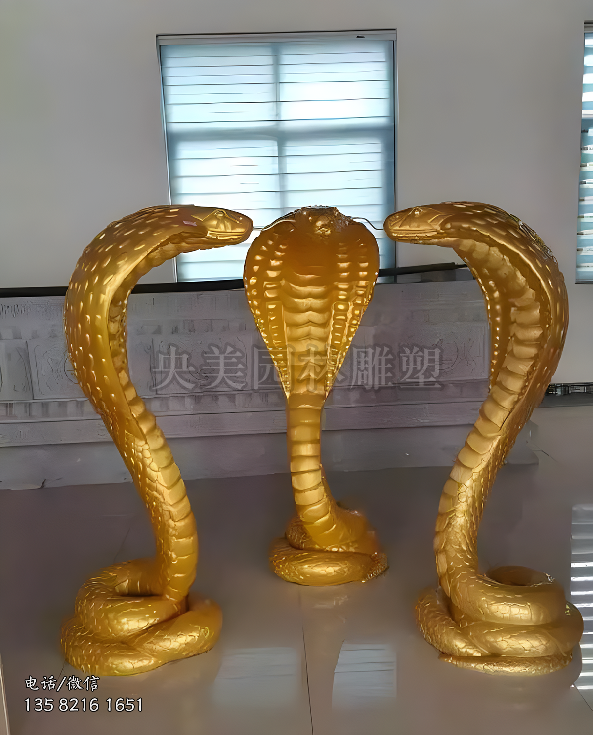 金色鑄銅蛇雕塑