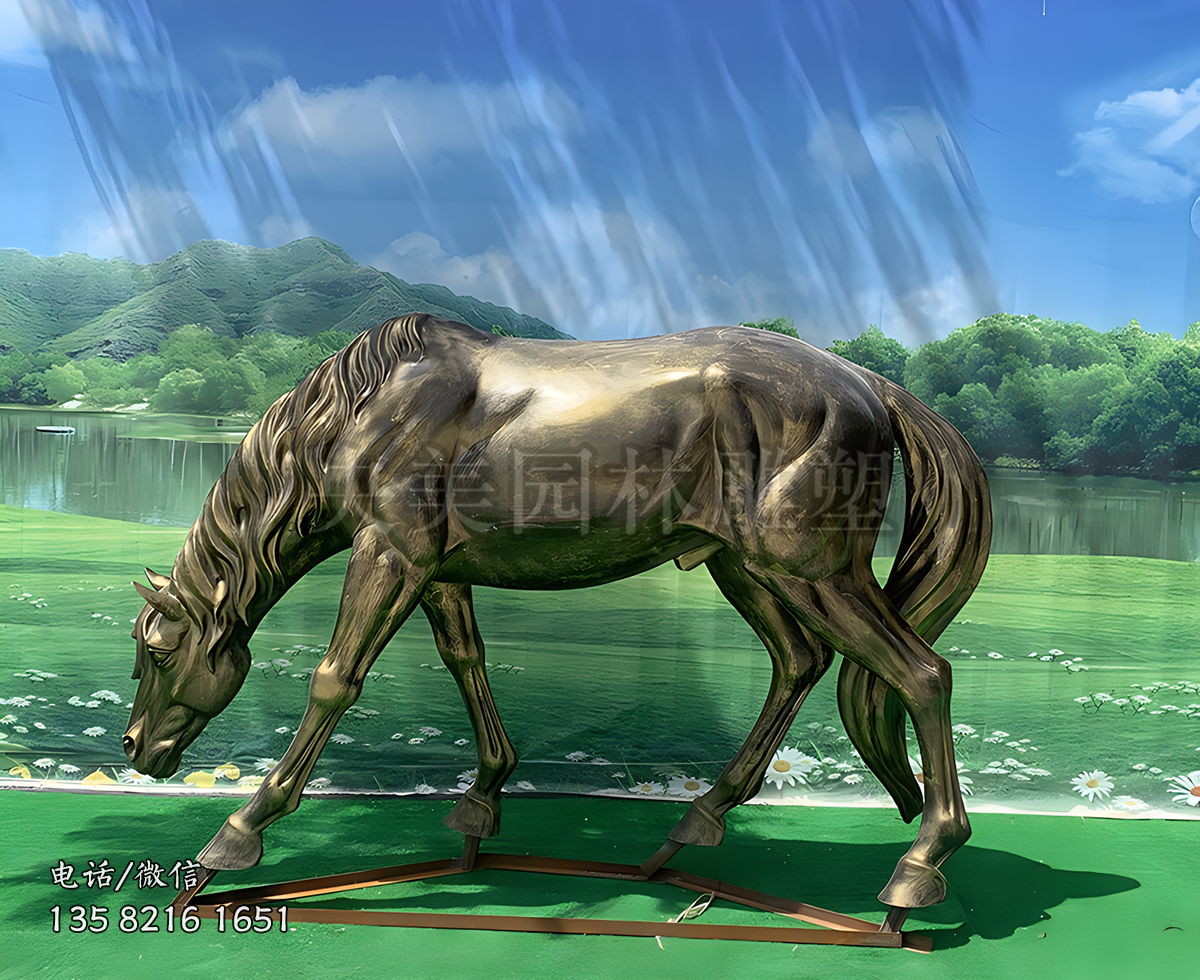 低頭吃草的仿銅馬雕塑