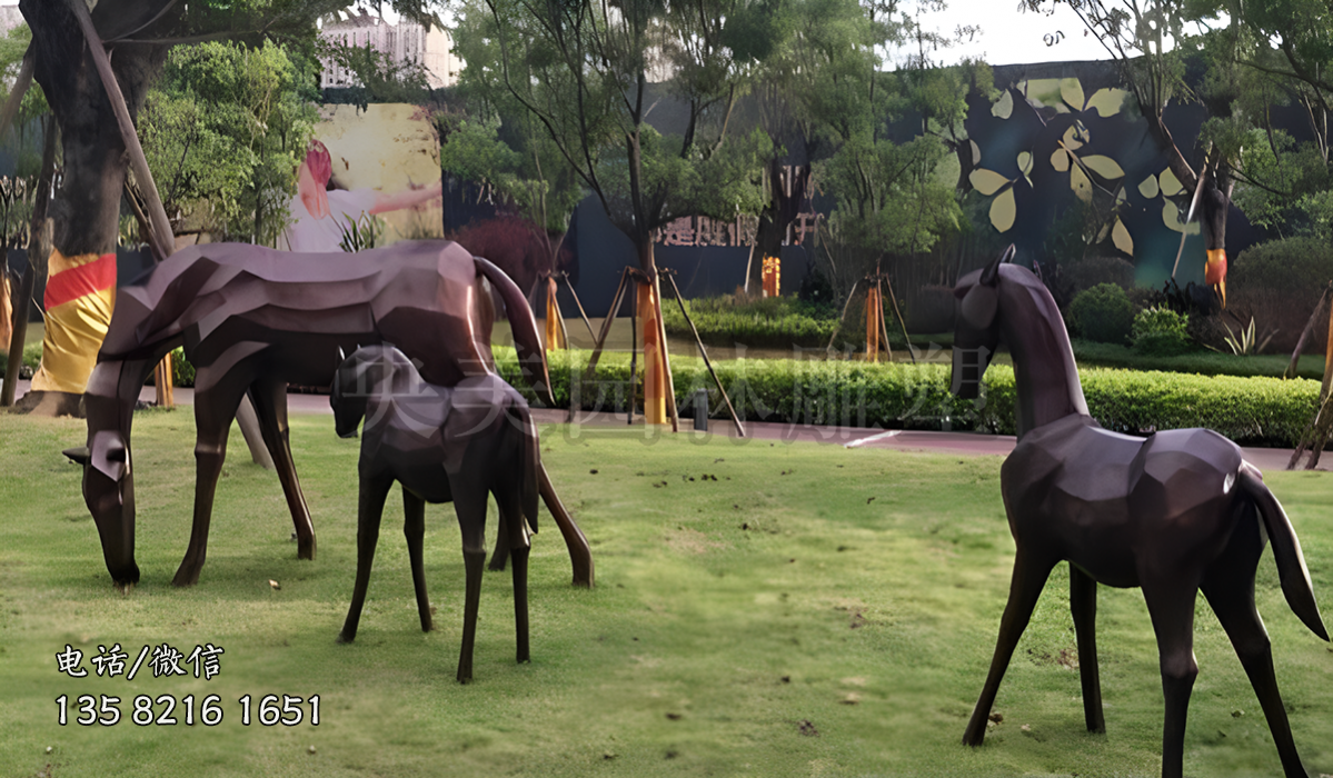 幾何切面造型馬群雕塑