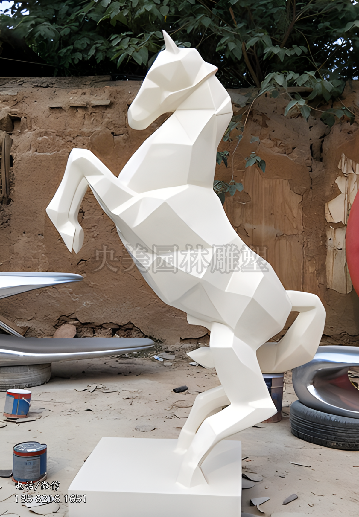 白色玻璃鋼塊面立馬雕塑