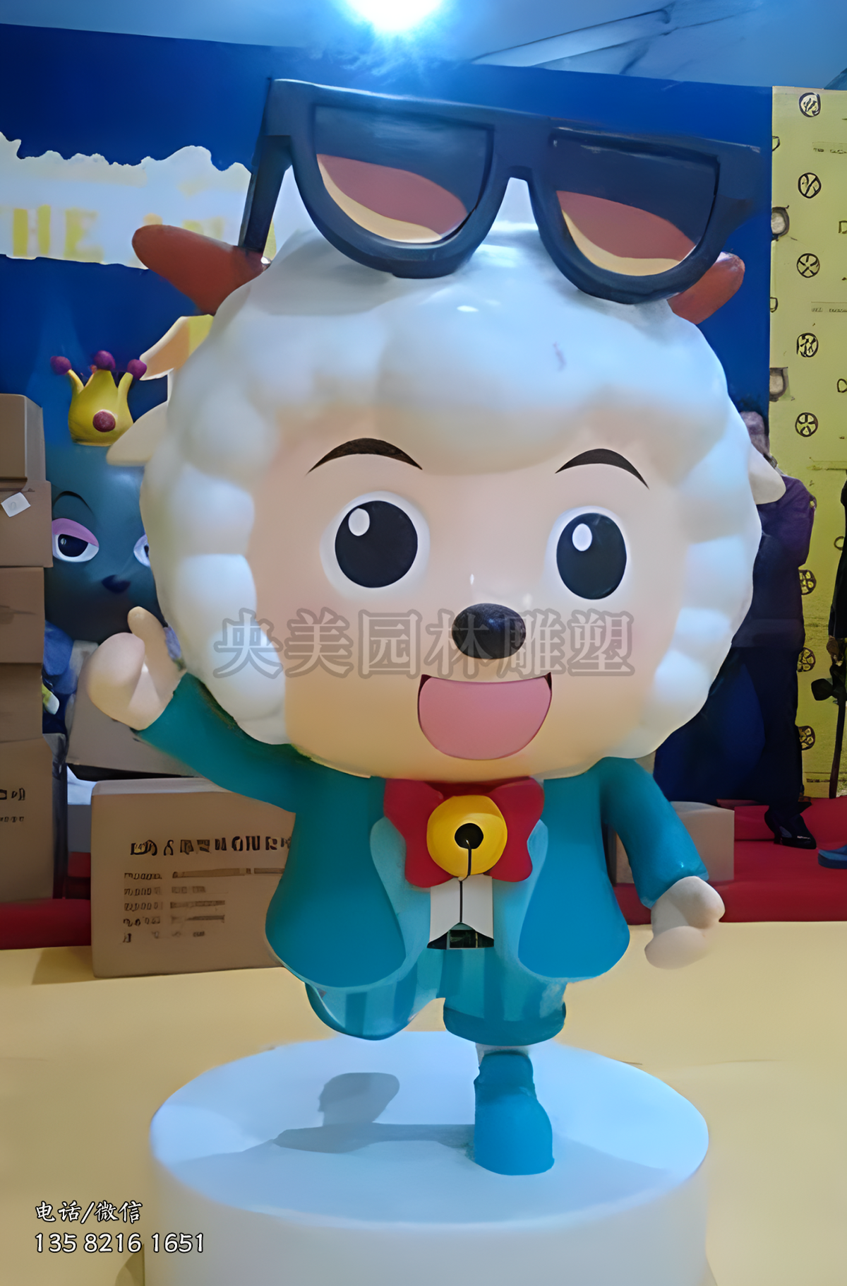 頭戴眼鏡身著西服的喜羊羊雕塑