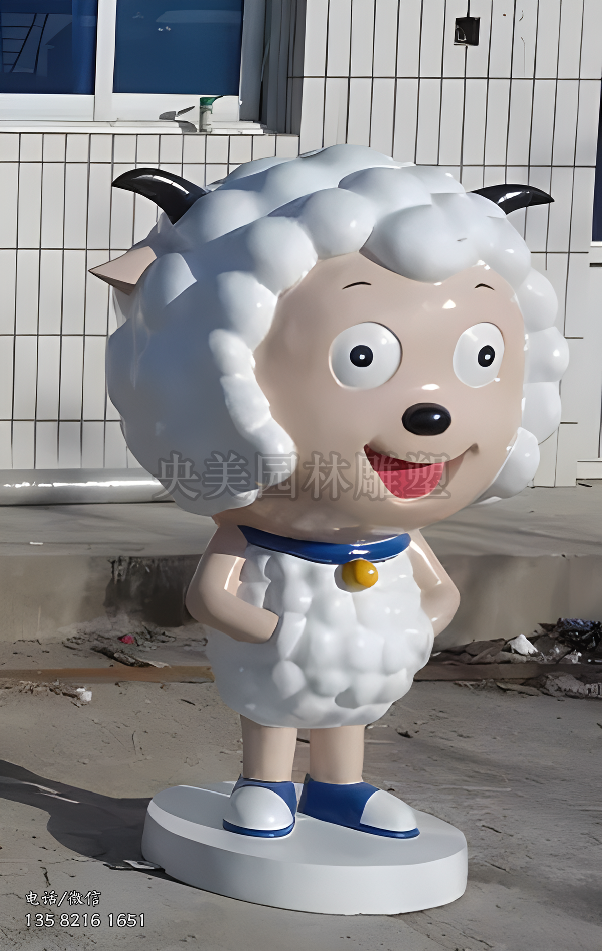 雙手插兜的喜羊羊雕塑