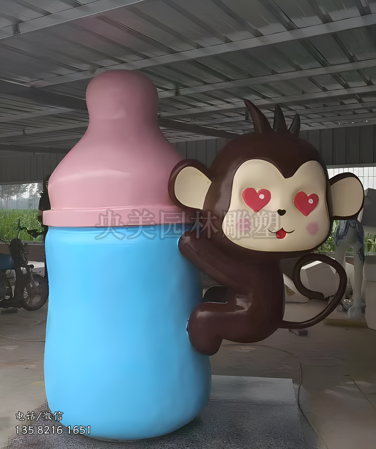 爬奶瓶的卡通猴子雕塑